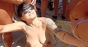 enceinte elle vide de couilles a la chaine sur la plage