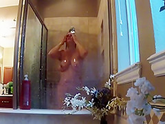 espiando en la ducha