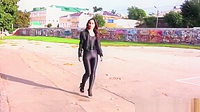 Девочка в лосинах