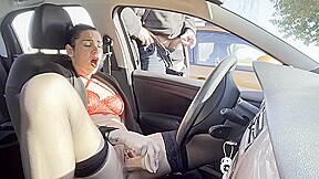 je me fais jouir dans ma voiture devant un