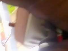 jolie vu sous la jupe au super marcher