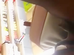 jolie vu sous la jupe au super marcher