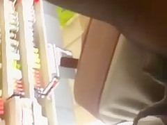 jolie vu sous la jupe au super marcher