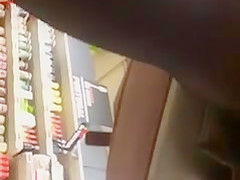 jolie vu sous la jupe au super marcher