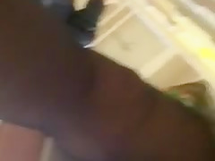 jolie vu sous la jupe au super marcher