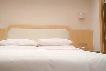 大飞哥酒店 微信约嫖91年的风骚小姐姐，哈哈说飞哥没够20岁洗完澡被飞哥草得啪啪响