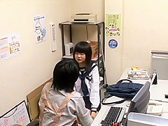 万引きを見逃してもらうために自分からキスをしてパンツを下ろし手コキにフェラ我慢出来なく嵌めています。