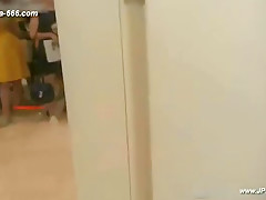 peeping chinese woman to go to the hospital for an injection 5
