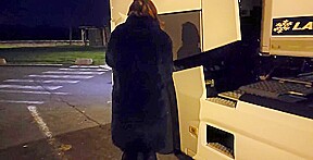 plan cul d un couple avec un routier dans sa cabine