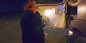 plan cul d un couple avec un routier dans sa cabine