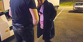 plan cul d un couple avec un routier dans sa cabine