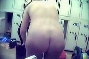 records naked European babes in a changing room