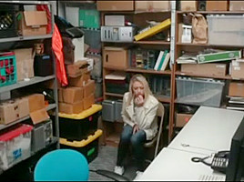 shoplifting 5 girl caught by guard nice koooool video