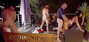 soirée libertine en mode partouze sur la terrasse