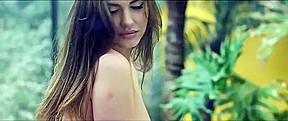 splendida ragazza fuma il sigaro