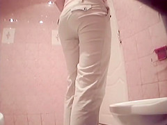 teen 18+ girls spied in the public toilet